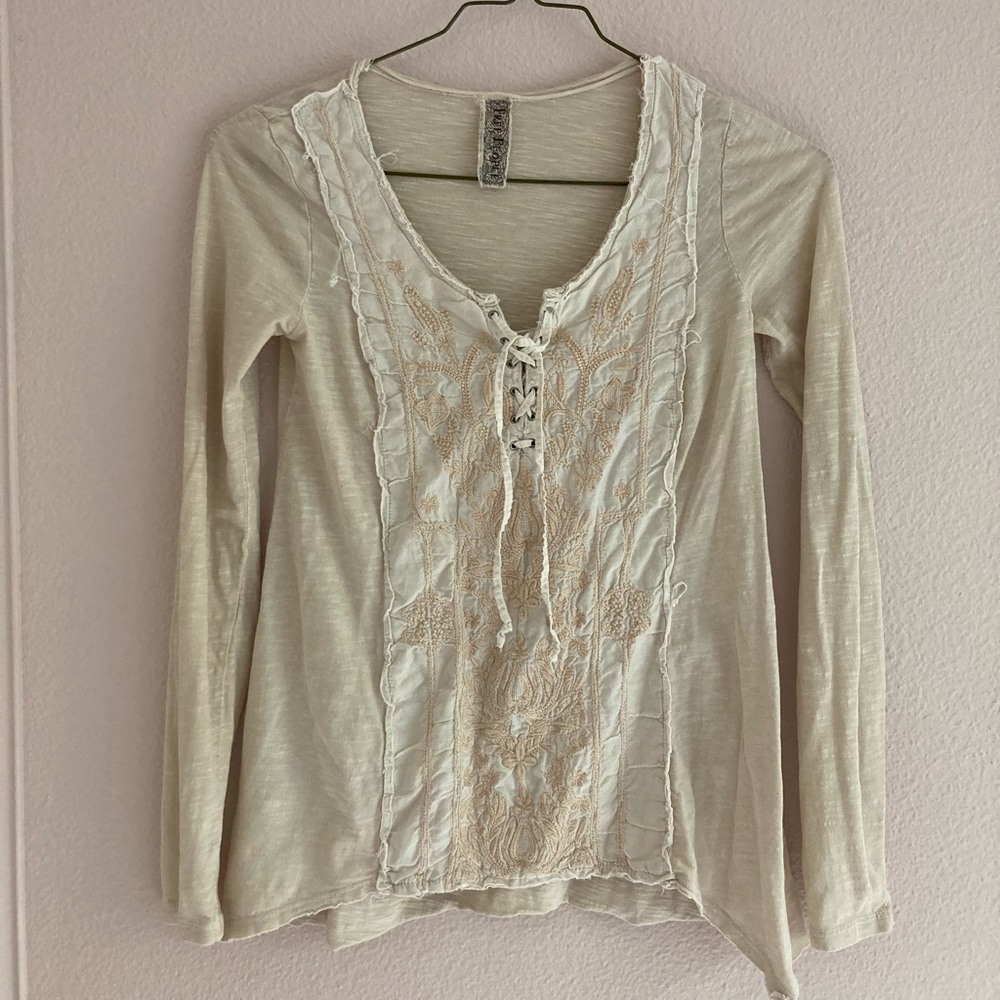 FREE PEoPLe long sleeve top with scoop neck & tie front.